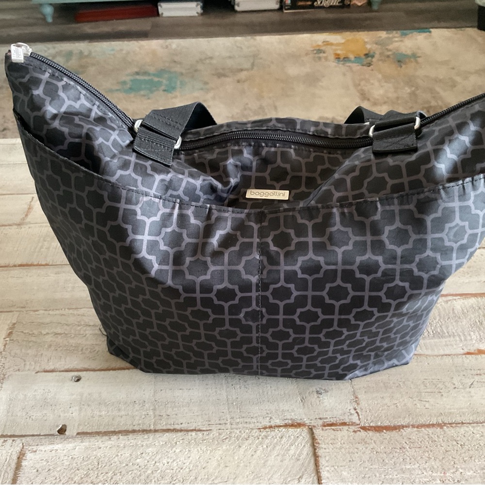 Baggallini Geometric Trellis print Tote Bag black and gray Multiple Pockets